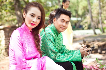 Angela Phương Trinh khoe dáng cùng Hương Giang Idol