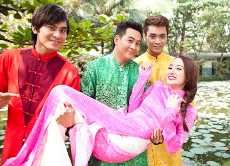 Angela Phương Trinh khoe dáng cùng Hương Giang Idol - 9 Liên khúc