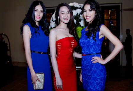 Người đẹp Daniela Thu Mây về Việt Nam ăn Tết - 4 Thu Mây chụp hình lưu niệm với Á hậu Minh Thư và Linh Chi