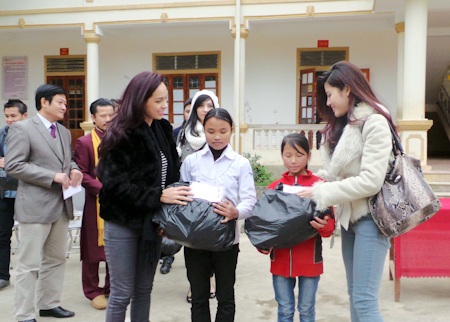 Vợ chồng Thuý Hạnh mang tết ấm cho người nghèo