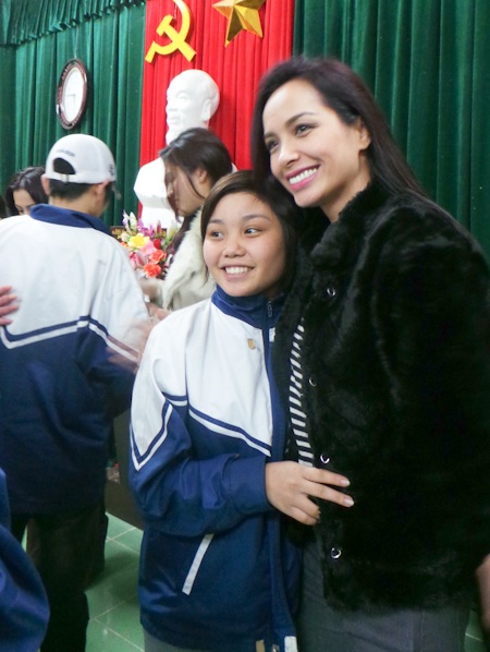 Nhiều em thậm chí không có cả dép để đi học trong mùa đông giá rét