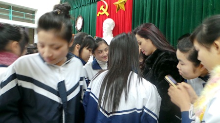 Nhiều em thậm chí không có cả dép để đi học trong mùa đông giá rét