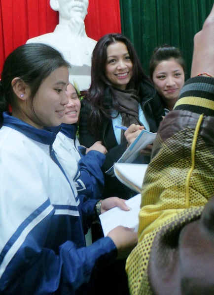 Nhiều em thậm chí không có cả dép để đi học trong mùa đông giá rét