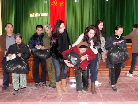 Nhiều em thậm chí không có cả dép để đi học trong mùa đông giá rét