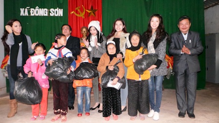 Tại Đô Lương, đoàn đã trao 50 phần quà và 50 phần học bổng