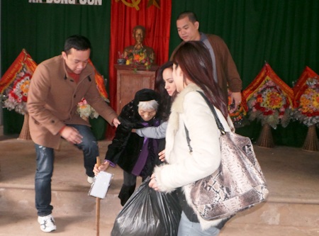 Cụ già này đã 94 tuổi nhưng vẫn phải nỗ lực để mưu sinh