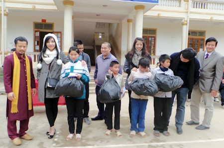 Tại Đô Lương, đoàn đã trao 50 phần quà và 50 phần học bổng