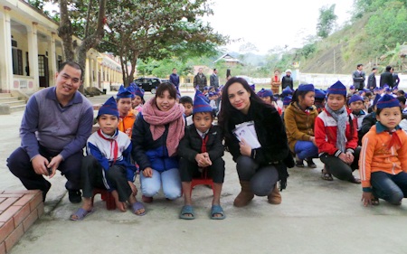 Tại Đô Lương, đoàn đã trao 50 phần quà và 50 phần học bổng