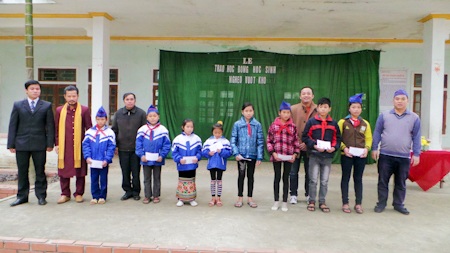 Tại Đô Lương, đoàn đã trao 50 phần quà và 50 phần học bổng