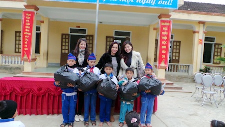 Nhiều em thậm chí không có cả dép để đi học trong mùa đông giá rét