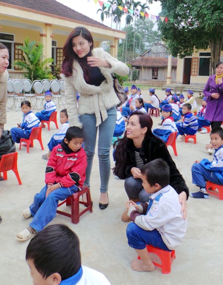 Nhiều em thậm chí không có cả dép để đi học trong mùa đông giá rét