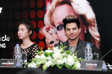 Nét nhí nhảnh của Yoon G bên cạnh Adam Lambert