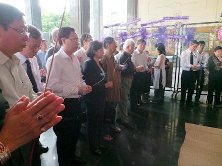 Âm nhạc tiễn đưa nhạc sĩ Hoàng Hiệp về cõi vĩnh hằng - 9 Thắp nén nhang tưởng nhớ người nhạc sĩ tài hoa
