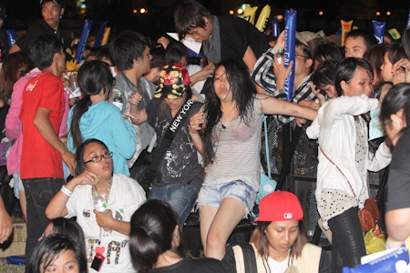 Showbiz Việt một năm nhìn lại - 4 Những hình ảnh đáng buồn về fan Việt tại đại nhạc hội Soudfest