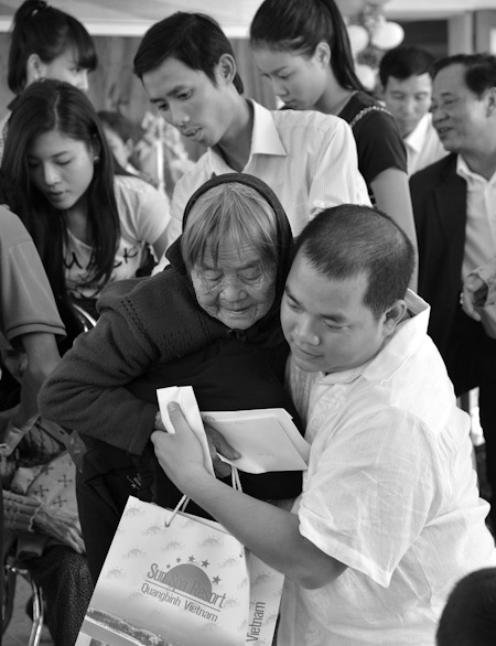 Minh Khang tặng quà cho cụ già neo đơn
