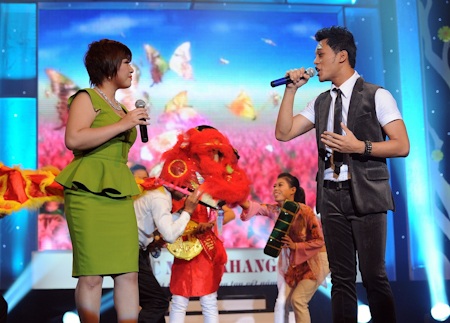 Mr Đàm dẫn học trò đi hát