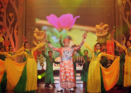 Mr Đàm dẫn học trò đi hát