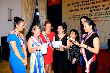 Hoa hậu quý bà thế giới tới Việt Nam - 6 Các hoa hậu quý bà Thế giới trong buổi giao lưu với báo giới chiều 5/2