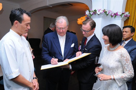 Hiểu về trái tim có thêm thành viên VIP - 2 Ngài hoàng thân và Đại sứ Đan Mạch chính thức trở thành thành viên của Quỹ hiểu về trái tim