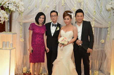 Minh Tuyết rạng ngời trong lễ cưới tại Việt Nam - 13 Phương Thanh và Lam Trường chụp hình lưu niệm với cô dâu chú rể