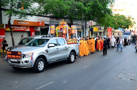 Nhiều nghệ sỹ tới viếng nhạc sỹ Phạm Duy - 16 Hàng người dài đưa tiễn nhạc sĩ Phạm Duy về nơi an nghỉ cuối cùng