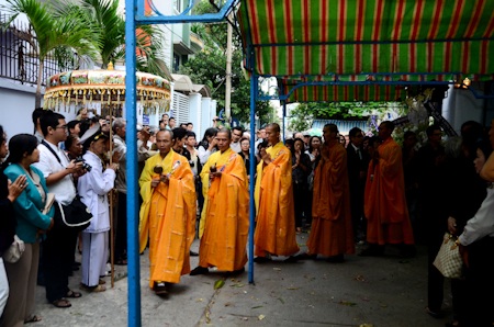 Nhiều nghệ sỹ tới viếng nhạc sỹ Phạm Duy - 8 Các vị sư dẫn đường đưa ông về nơi an nghỉ cuối cùng