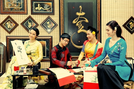 Tết 3 miền tại TPHCM - 13 Hay hình ảnh những ông đồ cho chữ luôn gắn liền với ngày đầu năm mới