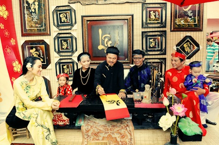 Tết 3 miền tại TPHCM - 14 Hay hình ảnh những ông đồ cho chữ luôn gắn liền với ngày đầu năm mới