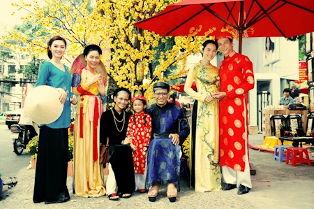 Tết 3 miền tại TPHCM - 16 Hay hình ảnh những ông đồ cho chữ luôn gắn liền với ngày đầu năm mới