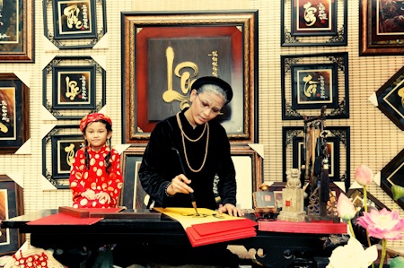 Tết 3 miền tại TPHCM - 17 Hay hình ảnh những ông đồ cho chữ luôn gắn liền với ngày đầu năm mới