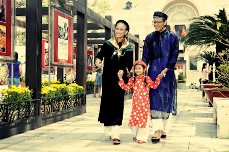 Tết 3 miền tại TPHCM - 3 Ông bà dẫn cháu đi du xuân