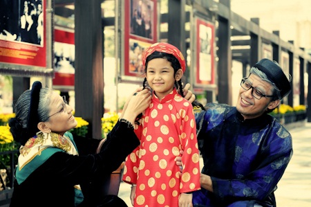 Tết 3 miền tại TPHCM - 4 Ông bà dẫn cháu đi du xuân