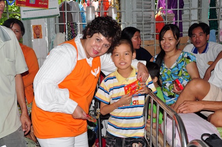 Hoa khôi Thu Hương mang Tết đến với trẻ em nghèo - 1 Môt số hình ảnh trong buổi từ thiện của Thu Hương và những người bạn