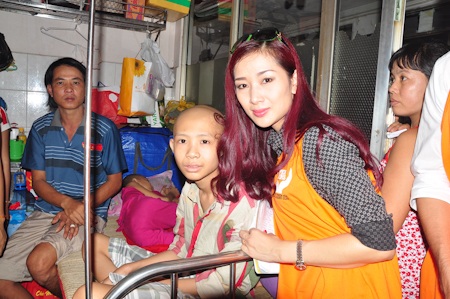 Hoa khôi Thu Hương mang Tết đến với trẻ em nghèo - 3 Môt số hình ảnh trong buổi từ thiện của Thu Hương và những người bạn