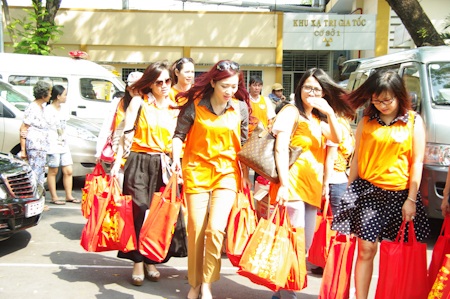 Hoa khôi Thu Hương mang Tết đến với trẻ em nghèo - 4 Môt số hình ảnh trong buổi từ thiện của Thu Hương và những người bạn