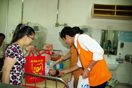 Hoa khôi Thu Hương mang Tết đến với trẻ em nghèo - 5 Môt số hình ảnh trong buổi từ thiện của Thu Hương và những người bạn