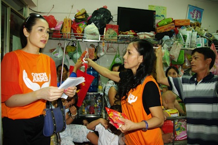 Hoa khôi Thu Hương mang Tết đến với trẻ em nghèo - 6 Môt số hình ảnh trong buổi từ thiện của Thu Hương và những người bạn