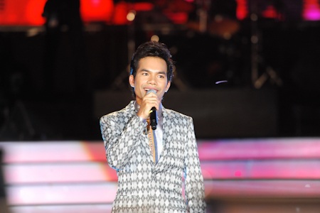 Những hình ảnh đáng nhớ trong đêm chung kết Vietnam Idol 2012 - 17 Mỹ Tâm chúc mừng cả hai thí sinh