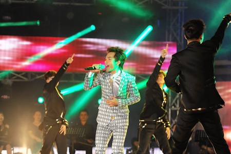 Những hình ảnh đáng nhớ trong đêm chung kết Vietnam Idol 2012 - 20 Ya Suy hát bài ca chiến thắng, khép lại một mùa Idol với nhiều bất ngờ.