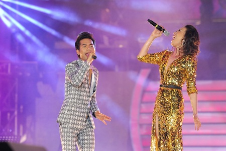 Những hình ảnh đáng nhớ trong đêm chung kết Vietnam Idol 2012 - 7 Ya Suy và Mỹ Tâm hát một hit của Thanh Bùi là