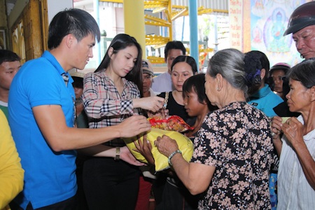Thuỷ Tiên – Công Vinh về quê làm từ thiện - 4 Công Vinh luôn ở bên cạnh và giúp đỡ vợ