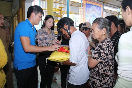 Thuỷ Tiên – Công Vinh về quê làm từ thiện - 5 Những người trong danh sách nhận quà này là những người do đích thân mẹ của Thuỷ Tiên tìm ra