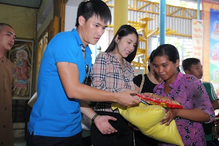 Thuỷ Tiên – Công Vinh về quê làm từ thiện - 7 Hoạt động thiệt nguyện này của Công Vinh - Thuỷ Tiên đã trở thành thông lệ