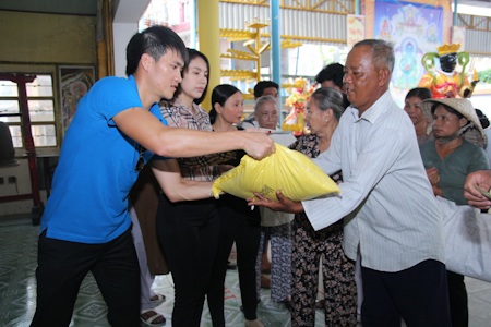 Thuỷ Tiên – Công Vinh về quê làm từ thiện - 1 Trong chuyến đi năm nay, đích thân m
