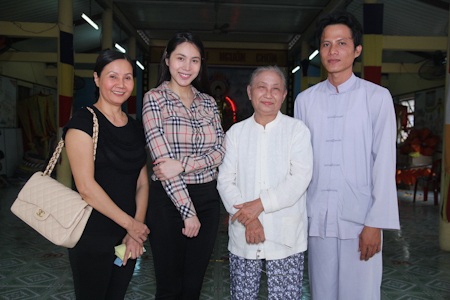 Thuỷ Tiên – Công Vinh về quê làm từ thiện - 9 Thuỷ Tiên và người thân