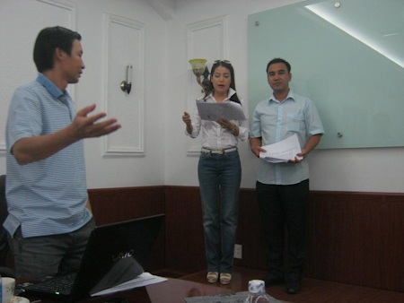 Quyền Linh- Trương Ngọc Ánh làm MC lễ trao giải Cánh Diều - 2 Trương Ngọc Ánh và Quyền Linh đang làm việc với Đạo diễn để chuẩn bị cho chương trình