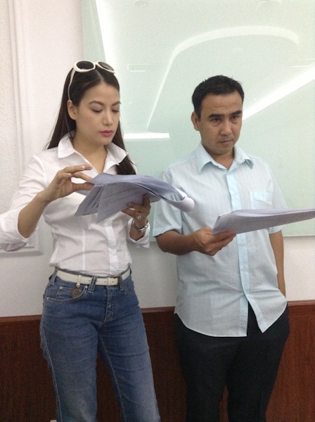 Quyền Linh- Trương Ngọc Ánh làm MC lễ trao giải Cánh Diều - 4 Trương Ngọc Ánh cẩn thận rà soát lại kịch bản