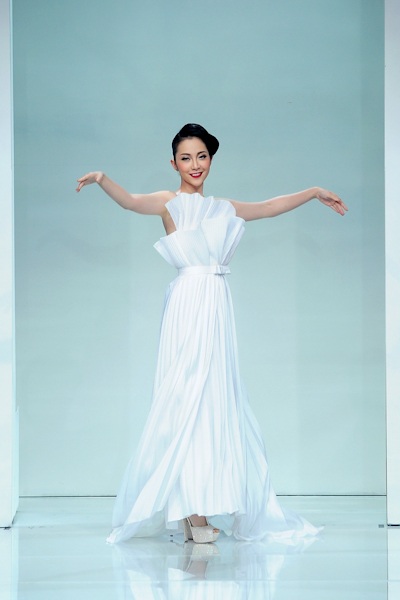 Linh Nga làm vơ đét đêm thời trang