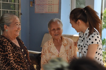 Mỹ Tâm tới thăm các nghệ sĩ neo đơn - 1 Mỹ Tâm thăm hỏi sức khoẻ các nghệ sĩ lớn tuổi, neo đơn