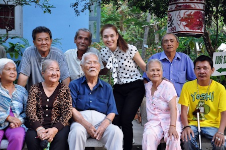 Mỹ Tâm tới thăm các nghệ sĩ neo đơn - 8 Chụp hình lưu niệm với các nghệ sĩ